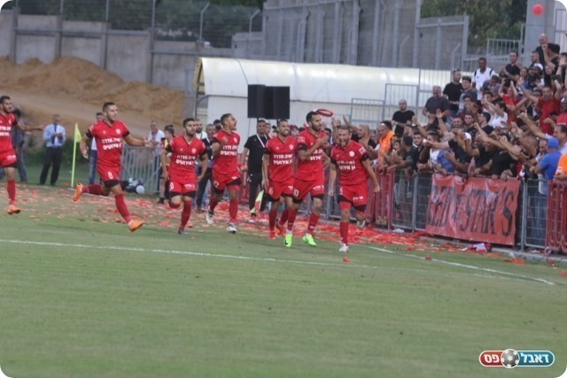 אסי גומה חוגג את שער העלייה (שלומי גבאי)